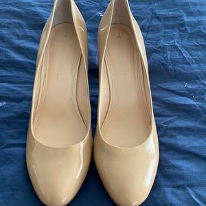 Women’s size 10 neutral shoe